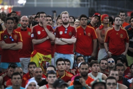 Skirtingos Olandijos ir Ispanijos rinktinių fanų emocijos