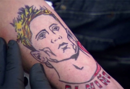 POP: Lažybas pralaimėjęs žurnalistas nuo šiol nešios tatuiruotę su F.Torresu (VIDEO)