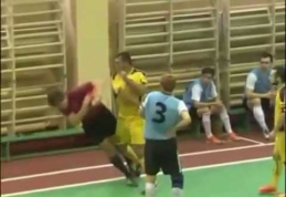 Rusijos futbolas: žaidėjas iš visų jėgų smogė teisėjui (VIDEO)