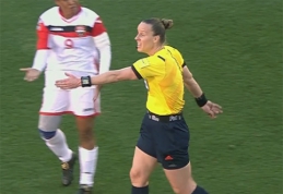 Moterų futbole teisėja priėmė keistą sprendimą (VIDEO)