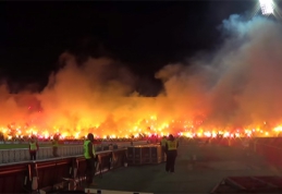 Tai bent fanų šou: "Crvena Zvezda" stadionas virto liepsnojančiu pragaru (VIDEO)