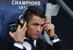 Ką ant atsarginių žaidėjų suolelio veikė C.Ronaldo? (FOTO)