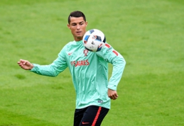 Dėl nekalto klausimo įtūžęs C.Ronaldo "konfiskavo" žurnalisto mikrofoną (VIDEO)