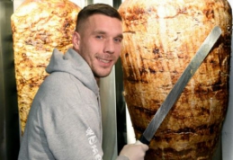 L. Podolskis pradėjo savo verslą: kebabinės atidarymo metu atėjo virš 1000 žmonių 