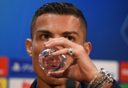 POP: C. Ronaldo žiniasklaidai pasirodė su milijono eurų vertės laikrodžiu