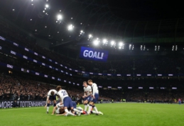 "Tottenham" pergalingai debiutavo naujajame stadione, "Man City" ir "Chelsea" taip pat įsirašė tris taškus