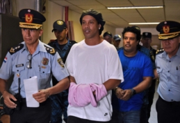 Paragvajuje su padirbtu pasu įkliuvęs Ronaldinho pasiųstas į tardymo izoliatorių