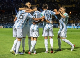 Pratęsdama nepralaimėtų rungtynių seriją Argentina išvykoje patiesė Urugvajų