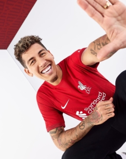 „Liverpool“ pristatė kito sezono marškinėlius