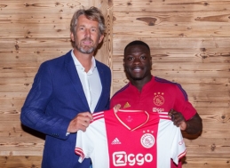 „Ajax“ oficialiai susigrąžino B. Brobbey ir įsigijo perspektyvų saugą iš „Porto“