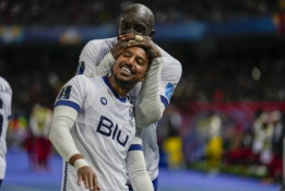Po skambios pergalės „Al–Hilal“ žaidėjai buvo apipilti auksu