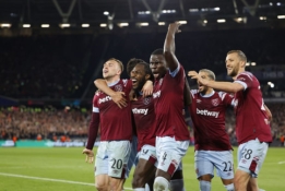 Pamatykite: du „West Ham“ fanai atsilaikė prieš AZ ultrų armiją