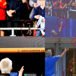 Antros vietos medalius fanams atiduodantis J. Mourinho