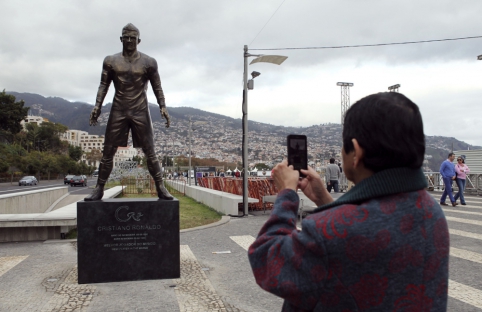 Svarbiausias C.Ronaldo atidengto paminklo akcentas - vyriškas pasididžiavimas