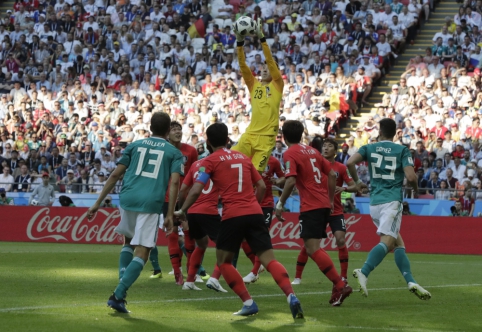 Vokiečių tragedija: Pietų Korėja sensacingai iš turnyro eliminavo pasaulio čempionus (VIDEO, FOTO)