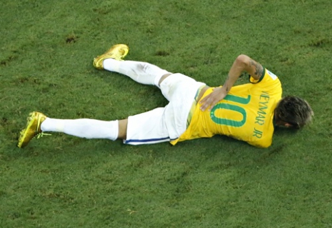 Nugaros traumą patyrusiam Neymarui pasaulio čempionatas baigėsi (VIDEO)