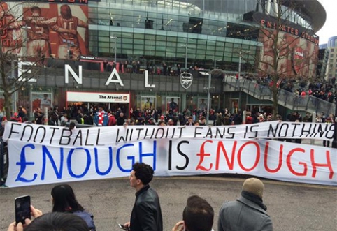 Susivieniję "Arsenal" ir "Liverpool" fanai protestavo prieš augančias bilietų kainas