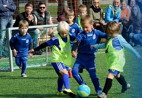 Uteniškiai sulipdė futbolo piramidę