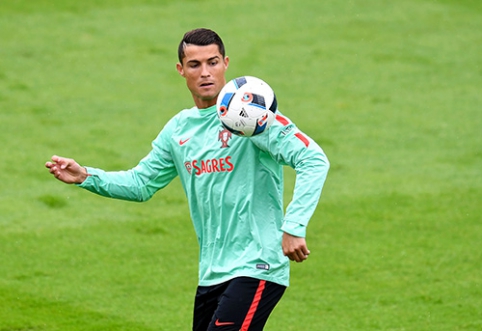 Dėl nekalto klausimo įtūžęs C.Ronaldo "konfiskavo" žurnalisto mikrofoną (VIDEO)