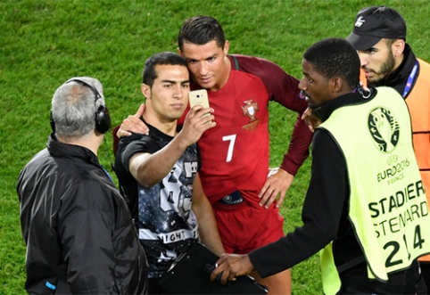 C.Ronaldo apsaugojo nusifotogratuoti panorusį aikštės įsibrovėlį (VIDEO)