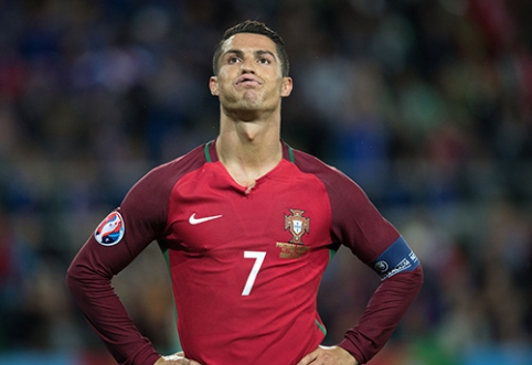Marškinėliais atsisakęs apsikeisti C.Ronaldo pratęsė liūdną statistiką (VIDEO)