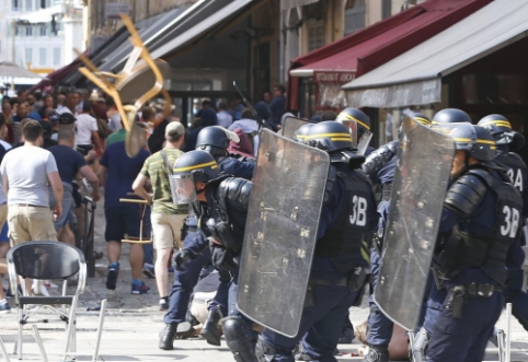 Prieš rungtynes Marselyje - kruvina Anglijos ir Rusijos sirgalių akistata (VIDEO)