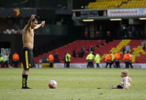 Oficialu: T. Deeney dar penkerius metus žais "Watford"