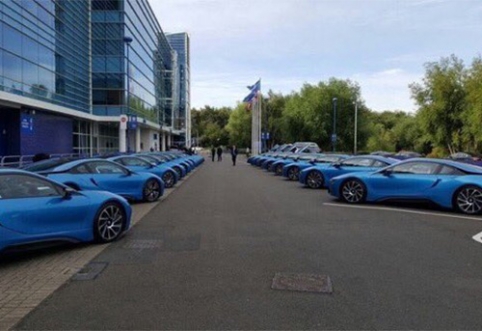 "Leicester City" savininko dosnumas - žaidėjams padovanojo 19 prabangių automobilių