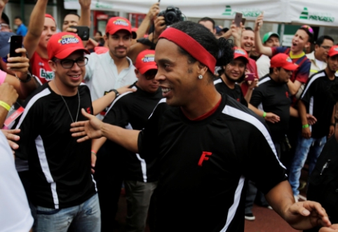 Ronaldinho grįžta į "Barcą"