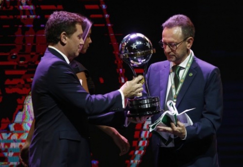 "Chapecoense" įteiktas "Copa Sudamericana" trofėjus