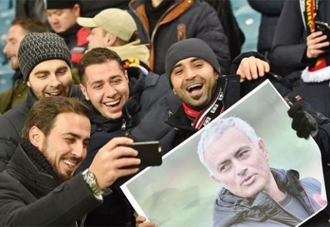 "Man Utd" fanai namo grįžo apiplėšti - "Zorya" sirgaliai atėmė jų vėliavas (VIDEO)