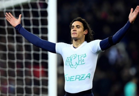 Šimtąjį įvartį pelnęs E. Cavani pagerbė "Chapecoense" aukas