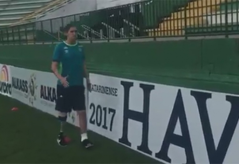 Kojos netekęs "Chapecoense" vartininkas vėl pasirodė futbolo stadione (VIDEO)
