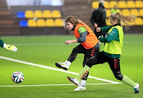 Futbolą mėgstančios merginos kviečiamos ginti U-15 rinktinės garbę