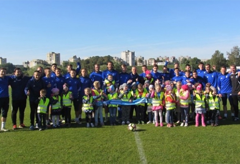 „Jonavos“ komanda su darželinukais paminėjo masinio futbolo savaitę