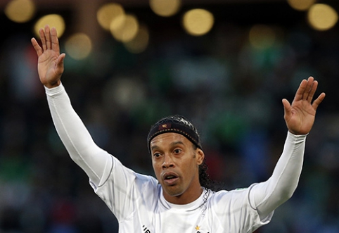 Ronaldinho oficialiai baigė futbolininko karjerą