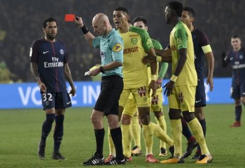 PSG ir "Nantes" rungtynėse teisėjas spyrė žaidėjui ir išvarė jį iš aikštės (VIDEO)