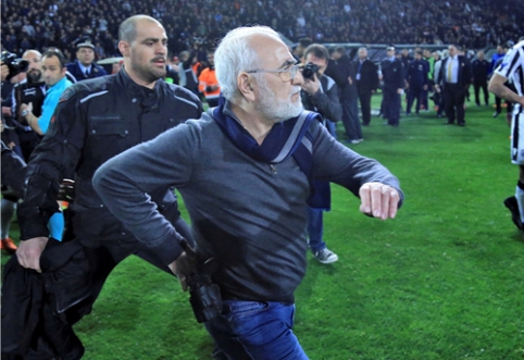 Su ginklu į aikštę įsiveržęs PAOK savininkas sulaukė piniginės baudos (VIDEO)