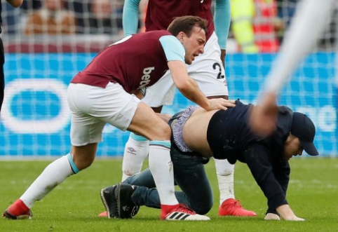 Į aikštę įsiveržę "West Ham" sirgaliai puolė savus žaidėjus (VIDEO)