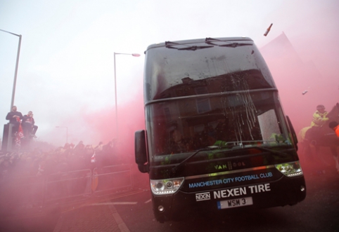 "Liverpool" sirgaliai prieš mačą su "Man City" apgadino jų autobusą (VIDEO)
