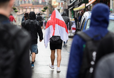 Anglijos rinktinės fanus užpuolė mašalų ir uodų pulkai