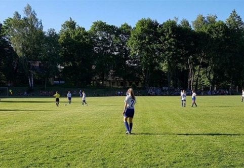 Jonavietės ir Vilniaus regiono futbolininkės tęsia pergalių serijas