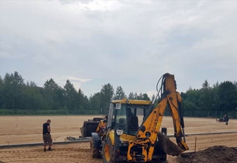 Naujojoje Akmenėje įrenginėjamas dirbtinės dangos stadionas