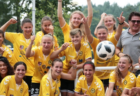 Palangos vasaros parke – Lietuvos moterų futbolo čempionių iššūkis poilsiautojams