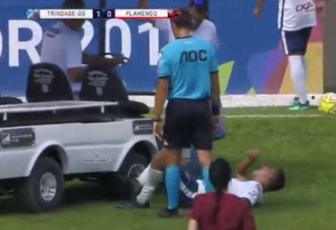 Medikų šou aikštėje: užuot suteikę pagalbą, mašina pervažiavo žaidėjo koją