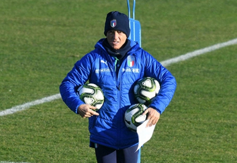 R. Mancini baiminasi aikštės dangos LFF stadione