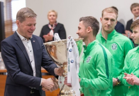 Žalgiriečiai įteikė LFF Supertaurę Vilniaus merui