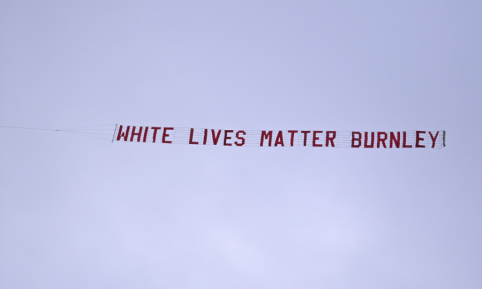 „White Lives Matter“ plakatą virš „Etihad“ stadiono iškėlęs „Burnley“ fanas neteko darbo