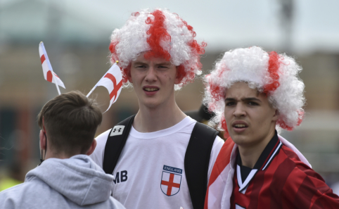 Pamatykite: anglai be bilietų veržėsi į „Wembley“ stadioną