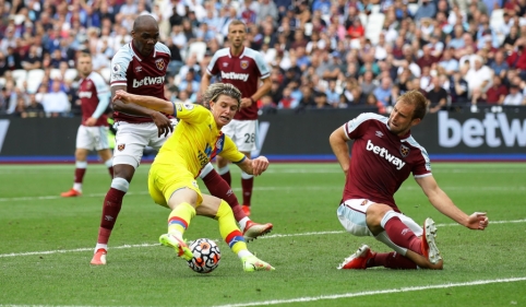 „West Ham“ prarado pirmuosius taškus, „Leicester“ turėjo vargo su „Norwich“